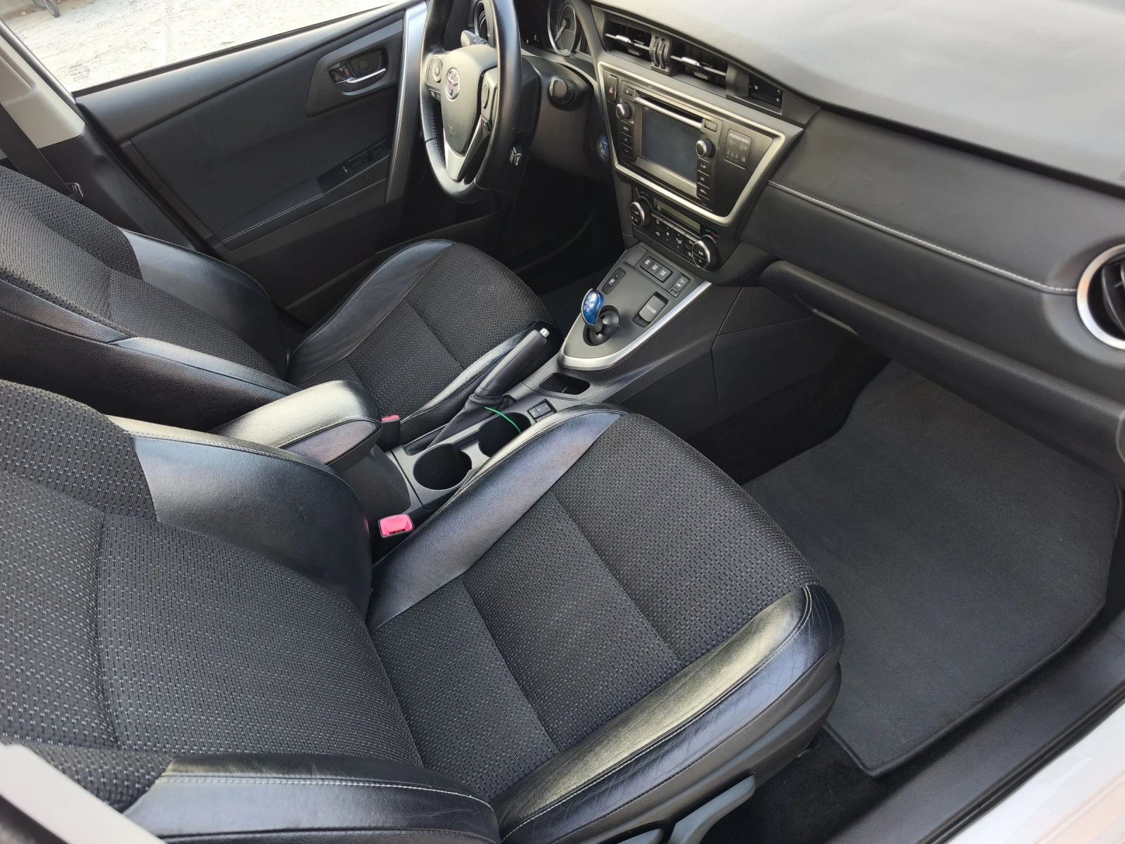 Toyota Auris 1.8HYBRID LOUNGE FULL SERVICE IN TOYOTA NEW  - изображение 9