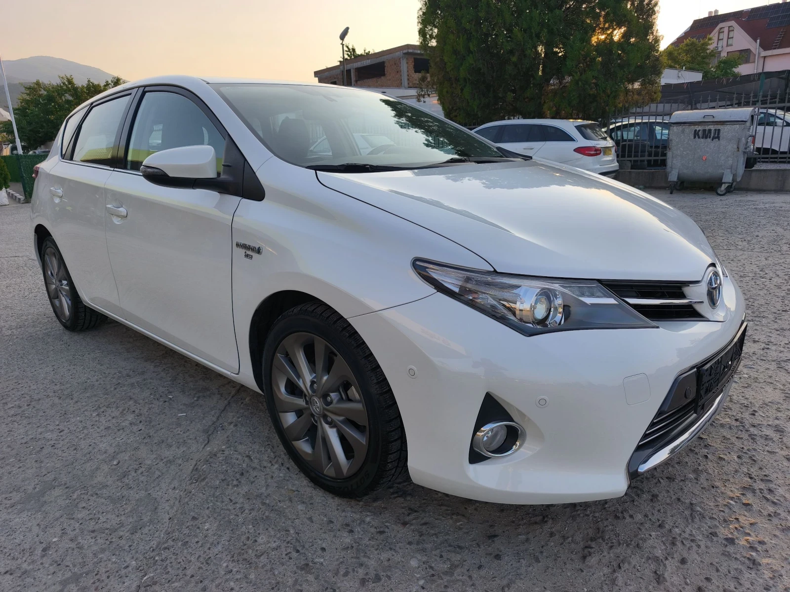 Toyota Auris 1.8HYBRID LOUNGE FULL SERVICE IN TOYOTA NEW  - изображение 3