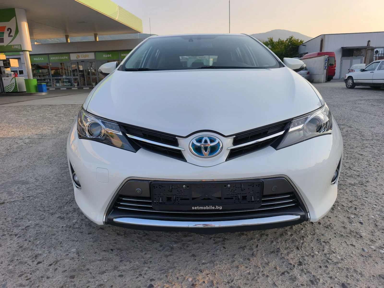 Toyota Auris 1.8HYBRID LOUNGE FULL SERVICE IN TOYOTA NEW  - изображение 2