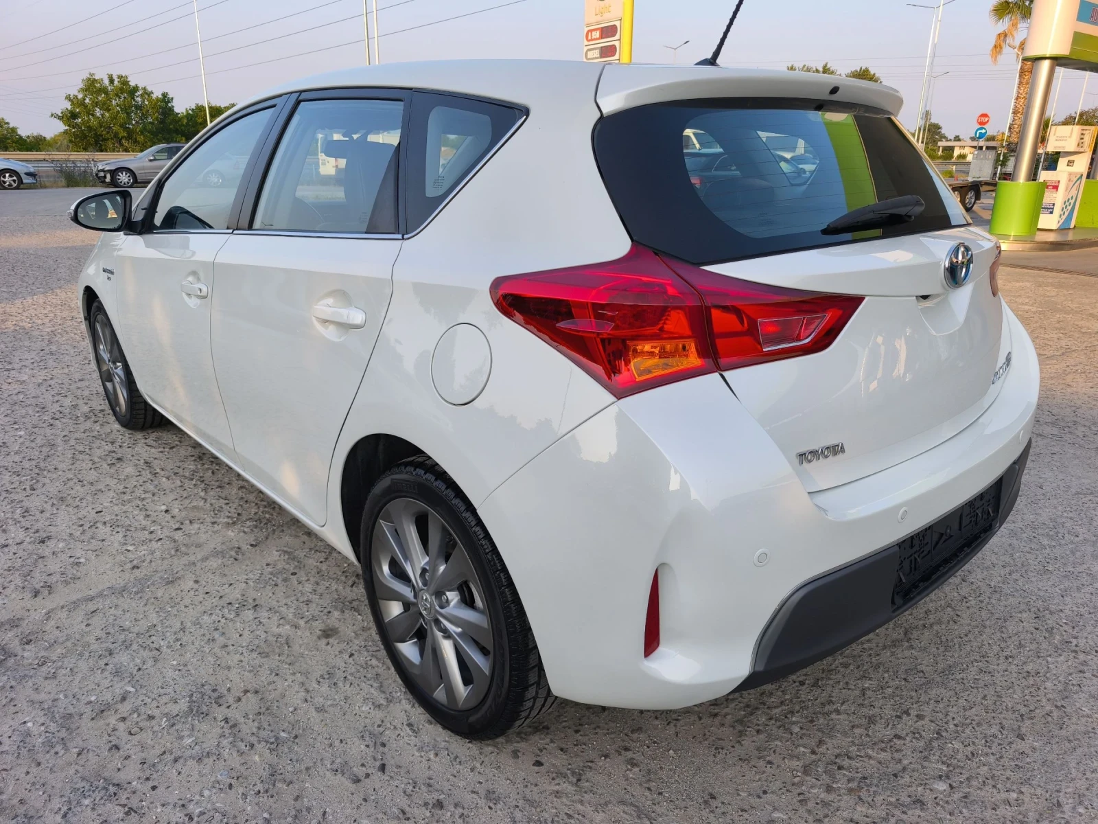 Toyota Auris 1.8HYBRID LOUNGE FULL SERVICE IN TOYOTA NEW  - изображение 5