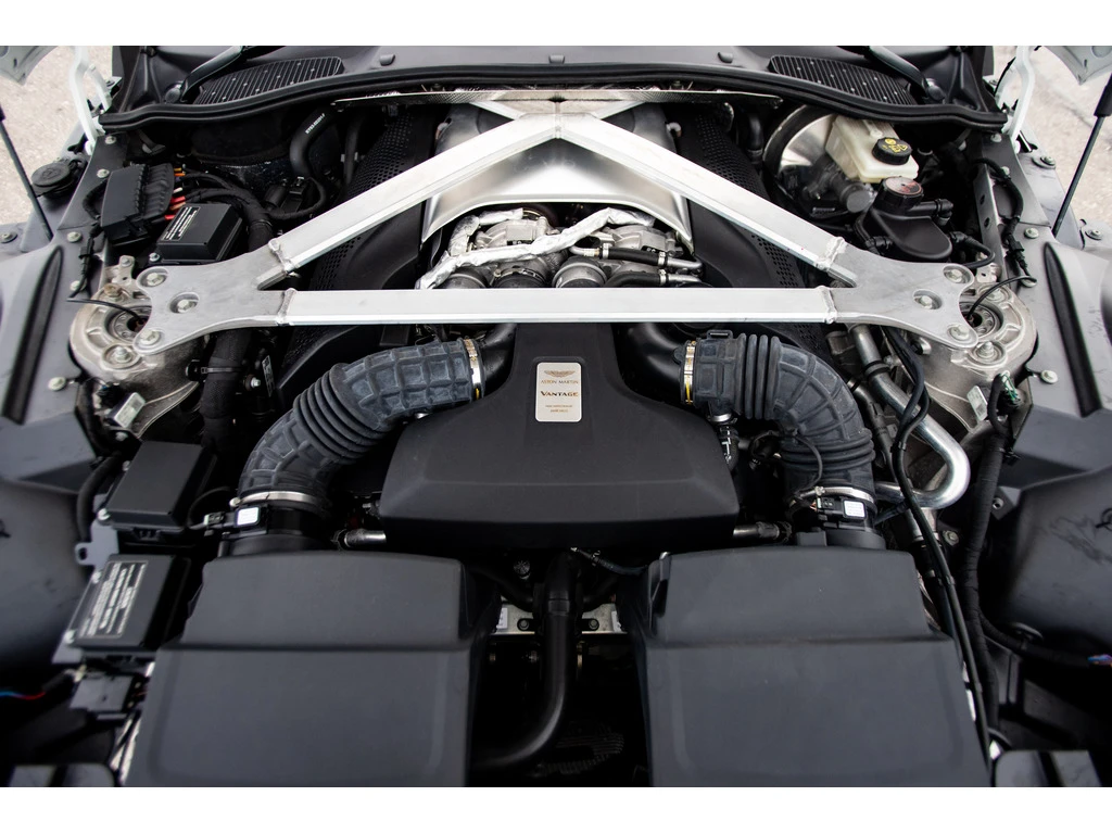 Aston Martin V8 Vantage TWIN TURBO COUPE/ АВТОКРЕДИТИРАНЕ - изображение 9