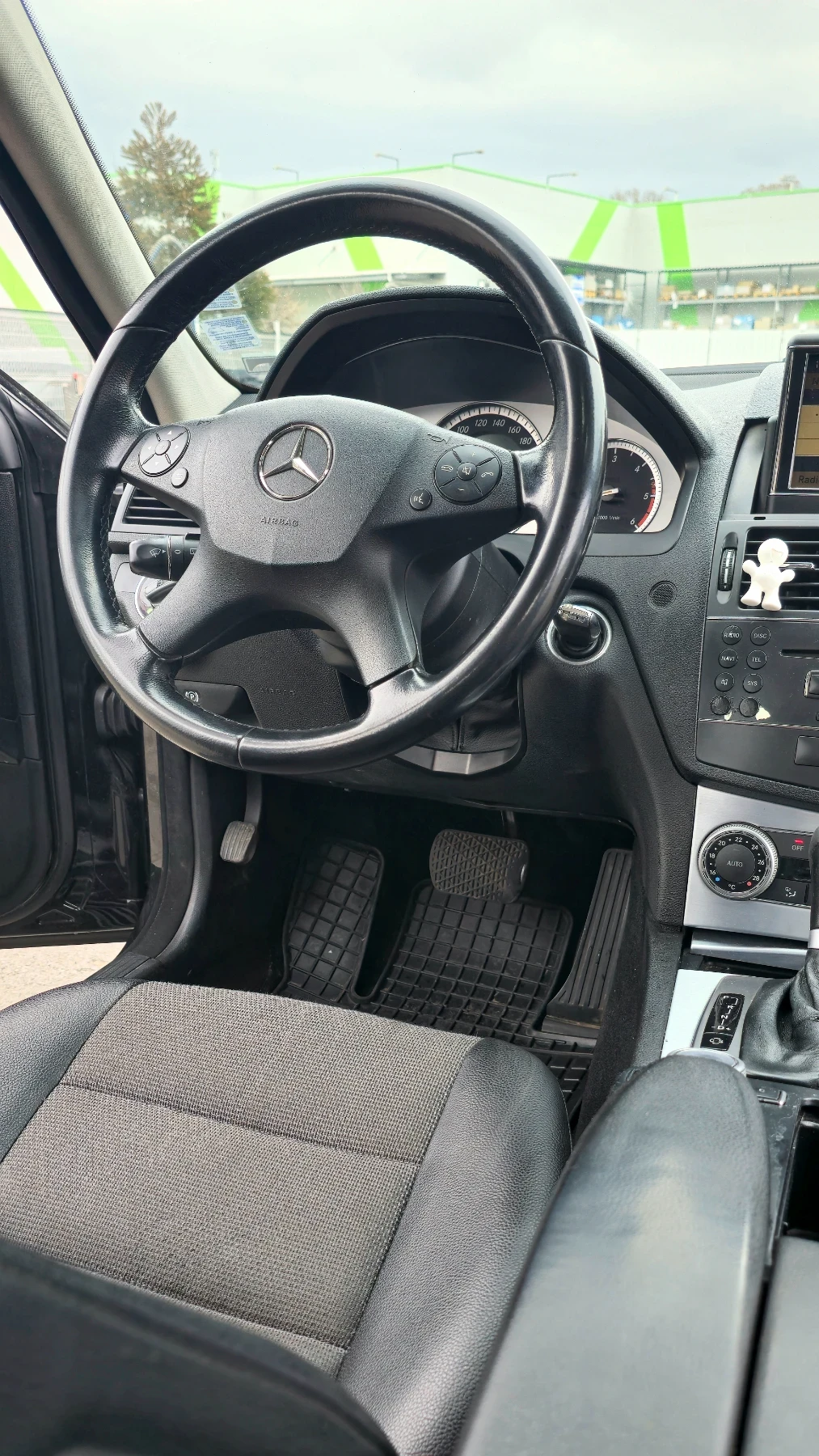 Mercedes-Benz C 320, снимка 10 - Автомобили и джипове - 54010339