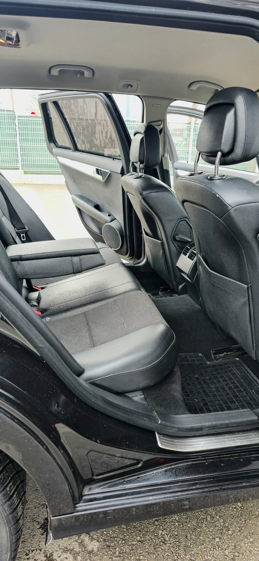 Mercedes-Benz C 320, снимка 11 - Автомобили и джипове - 54010339