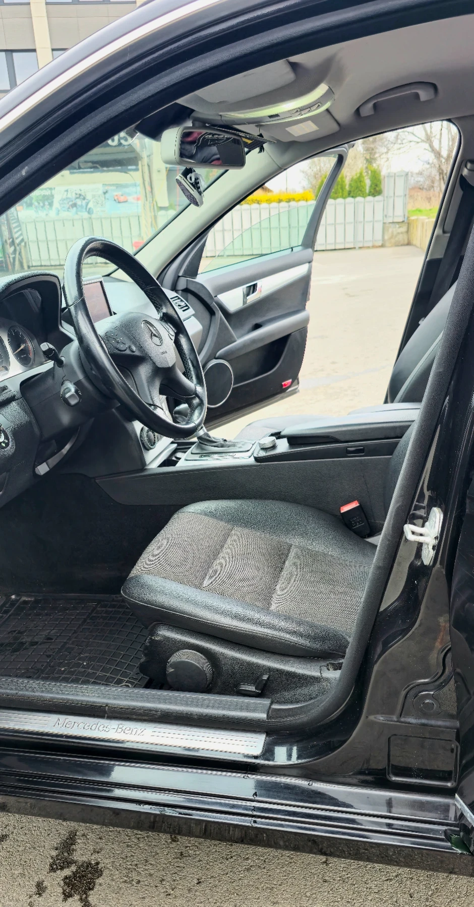 Mercedes-Benz C 320, снимка 8 - Автомобили и джипове - 54010339