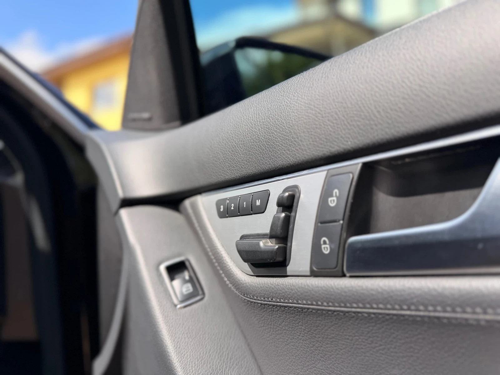Mercedes-Benz C 300 AMG pack 4Matic, снимка 9 - Автомобили и джипове - 56215563