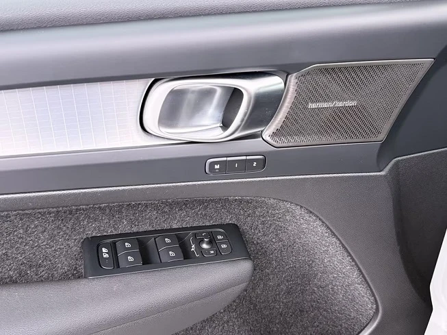 Volvo XC40 B4 = Ultra Dark = Гаранция, снимка 6 - Автомобили и джипове - 55099635
