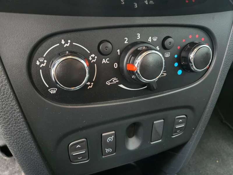 Dacia Sandero Stepway, снимка 8 - Автомобили и джипове - 52712128