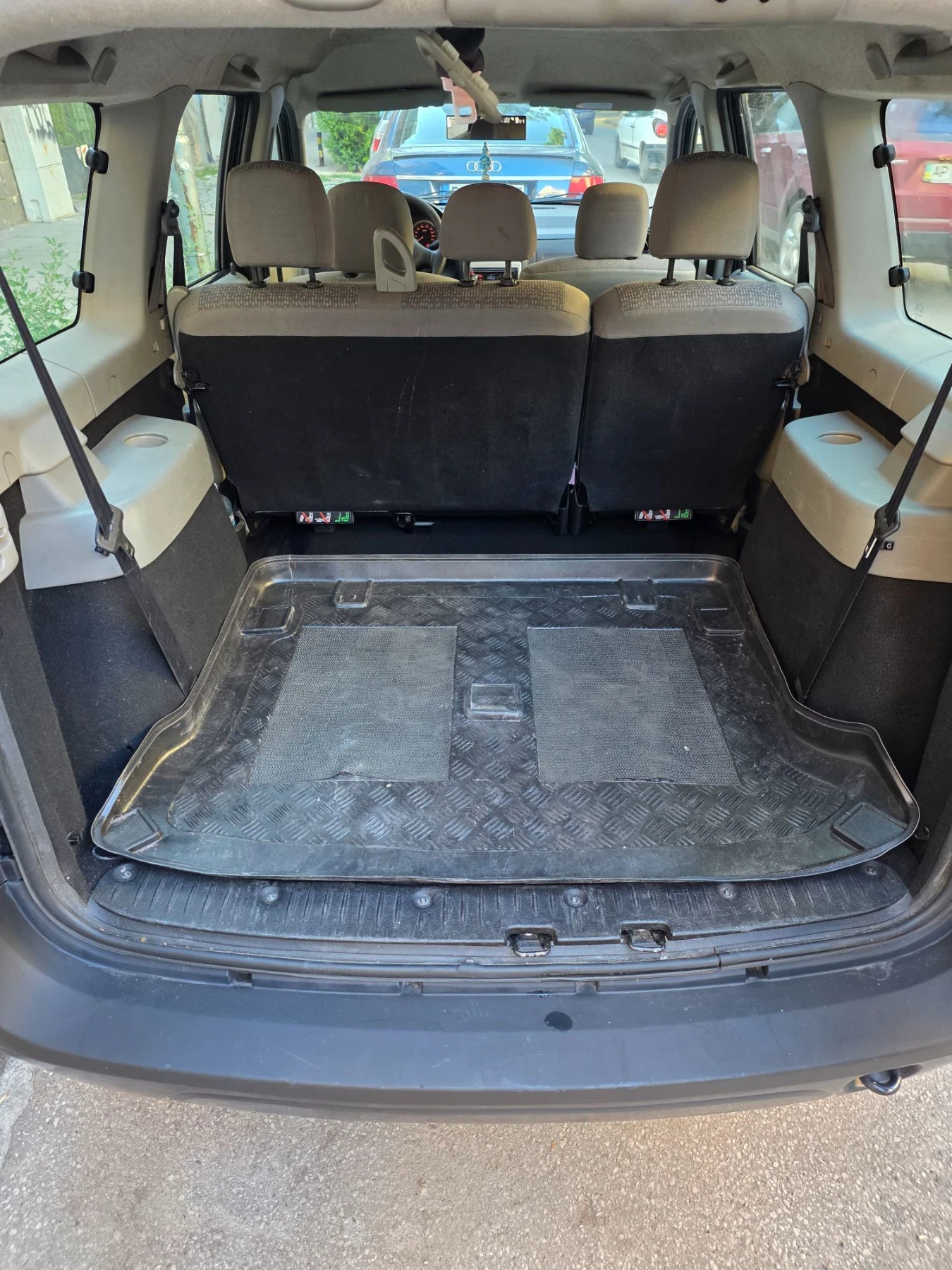 Dacia Lodgy 1.6 бенз-газ, снимка 7 - Автомобили и джипове - 55646411