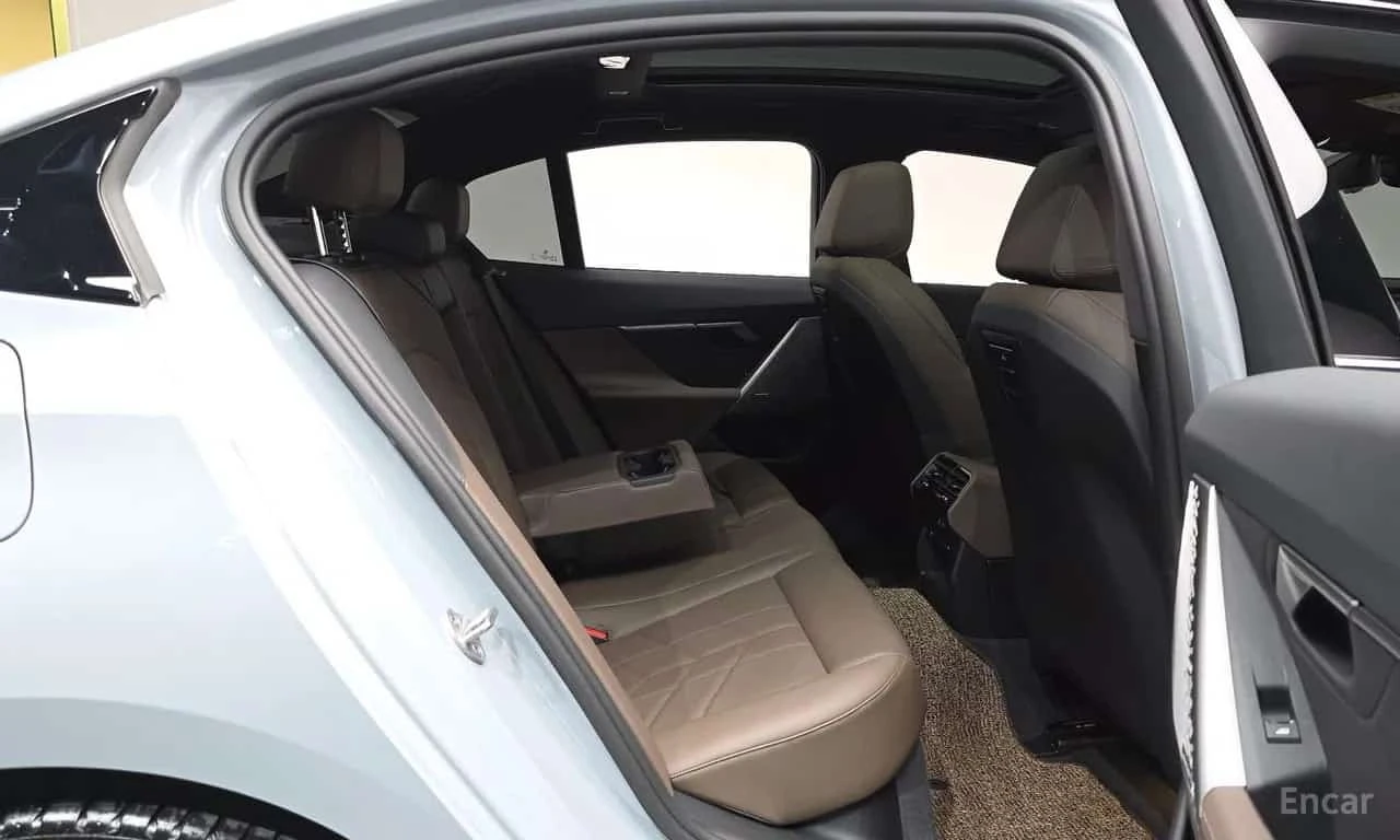 BMW 520 i M Sport * HUD * HAR/KAR* ПАМЕТ* ПАНО* , снимка 11 - Автомобили и джипове - 56295491