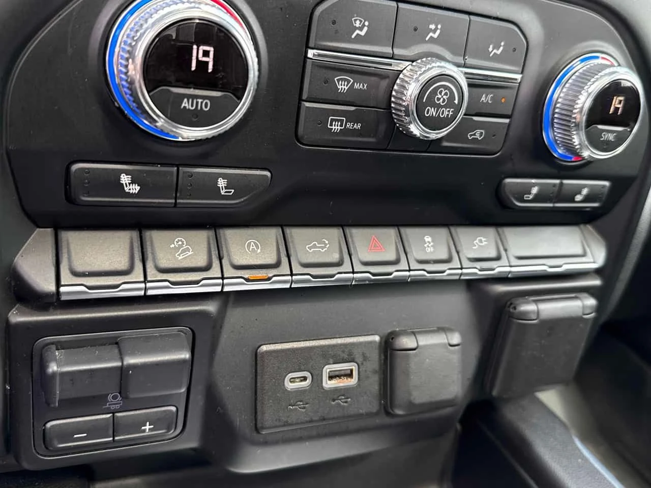 Gmc Sierra * Elevation * PANO* KEYLESS* ПОДГРЕВ* , снимка 12 - Автомобили и джипове - 54250883