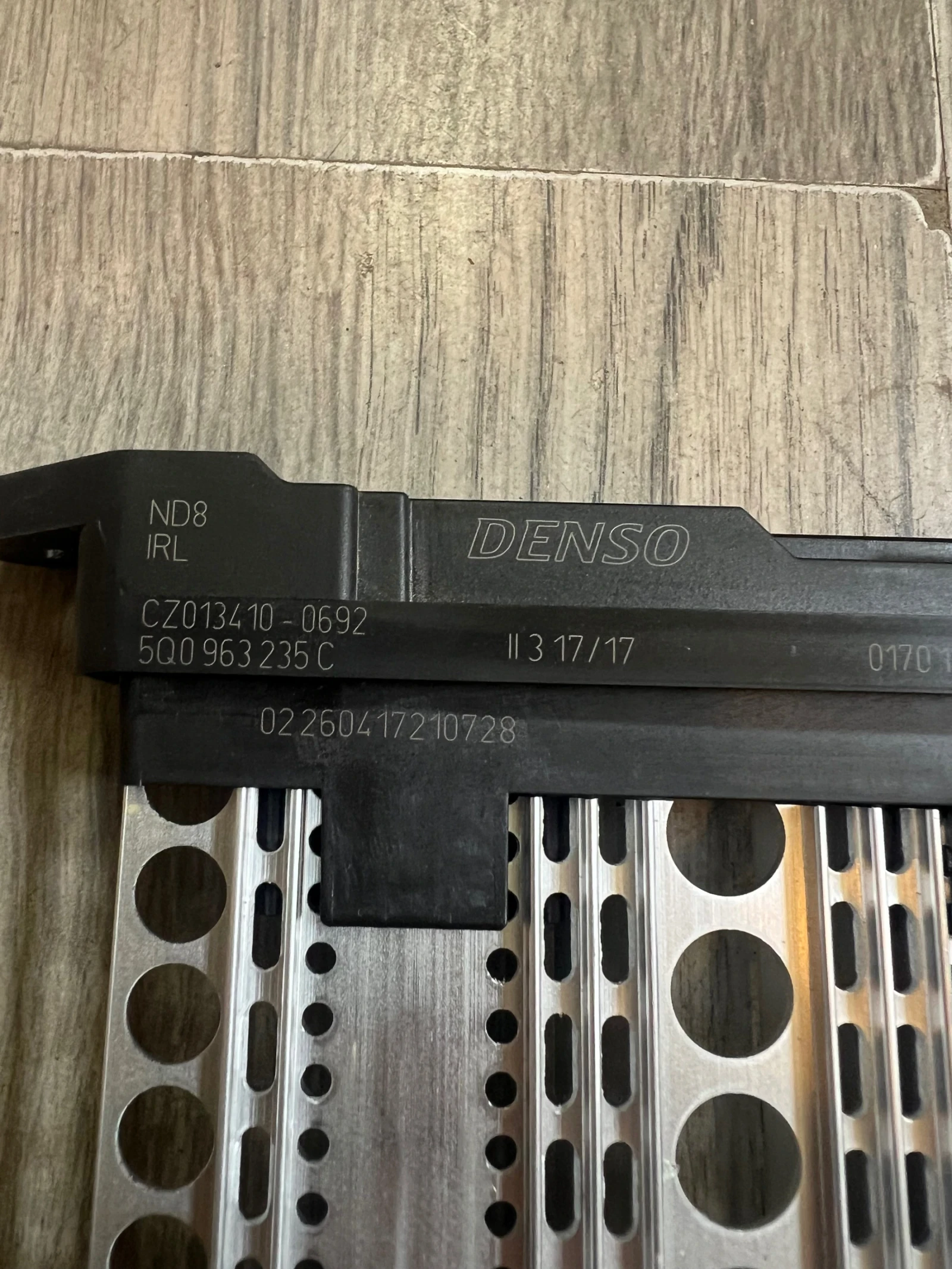 5Q09632335C .  SKODA SUPERB  5Q0 963 235 C CZ013410-0692  | Mobile.bg   3