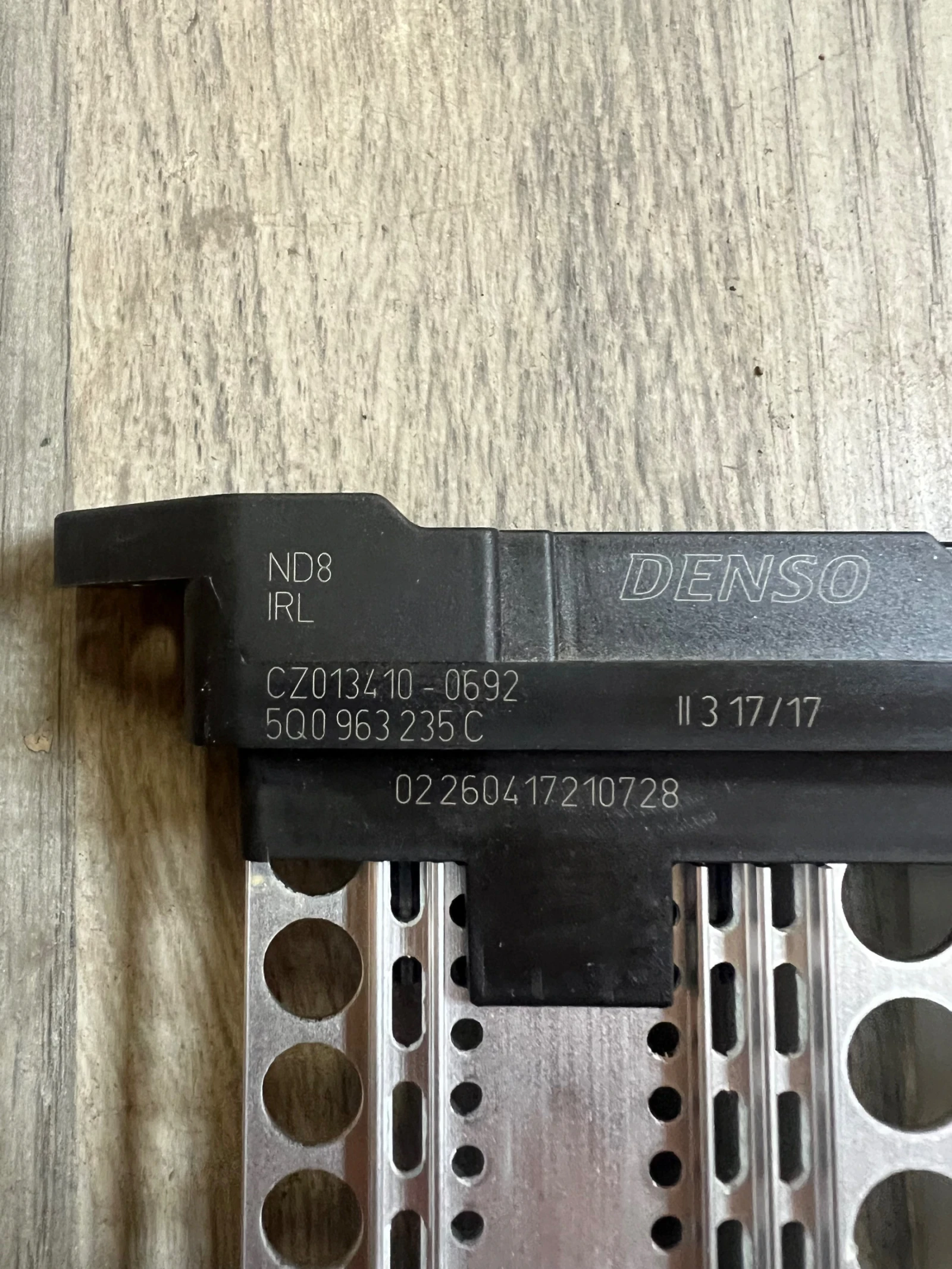 5Q09632335C .  SKODA SUPERB  5Q0 963 235 C CZ013410-0692  | Mobile.bg   1