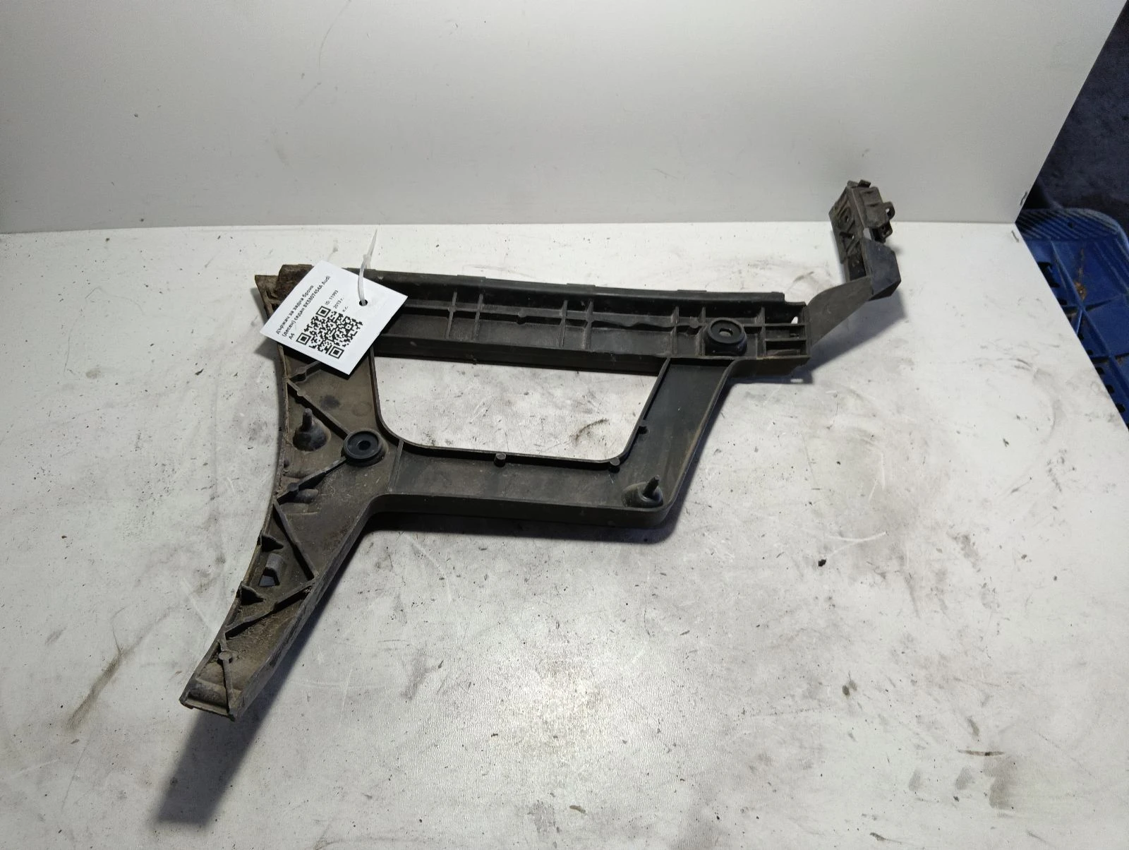 държач за задна броня (десен) седан 8K5807454A Audi A4