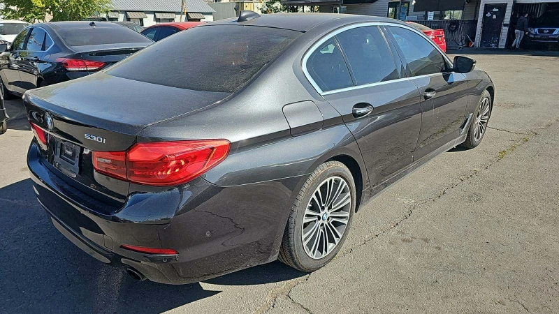 BMW 530 Distronic* Жест.контрол* Хедъп* Камери* М.точка* , снимка 3 - Автомобили и джипове - 47584330