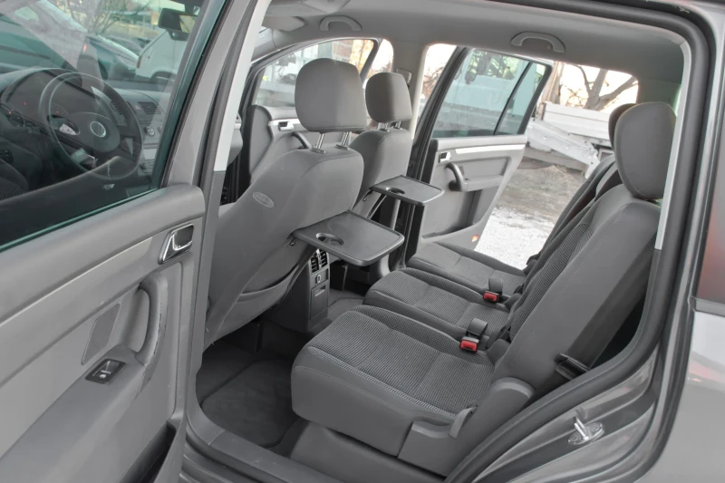 VW Touran 1.9 ТDI , снимка 16 - Автомобили и джипове - 48129662