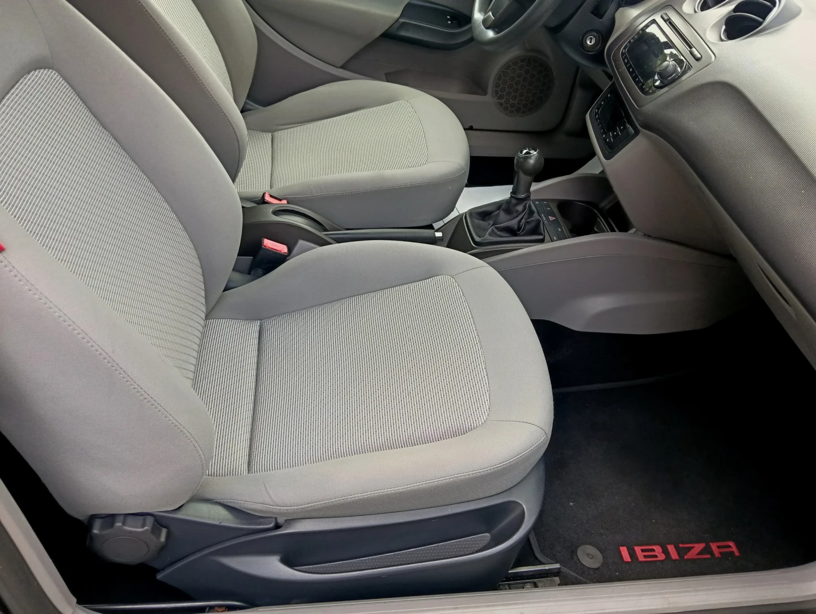 Seat Ibiza 1.2i, снимка 9 - Автомобили и джипове - 55207895