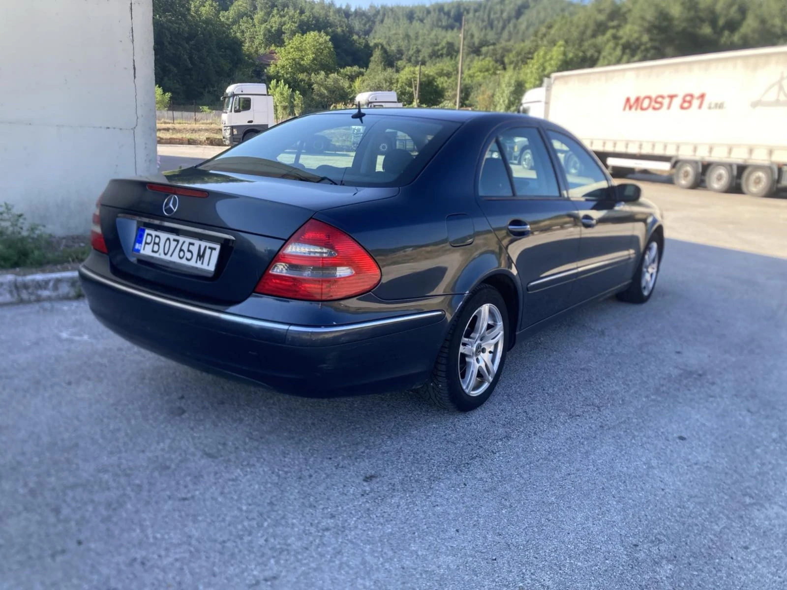 Mercedes-Benz E 220, снимка 5 - Автомобили и джипове - 55583905