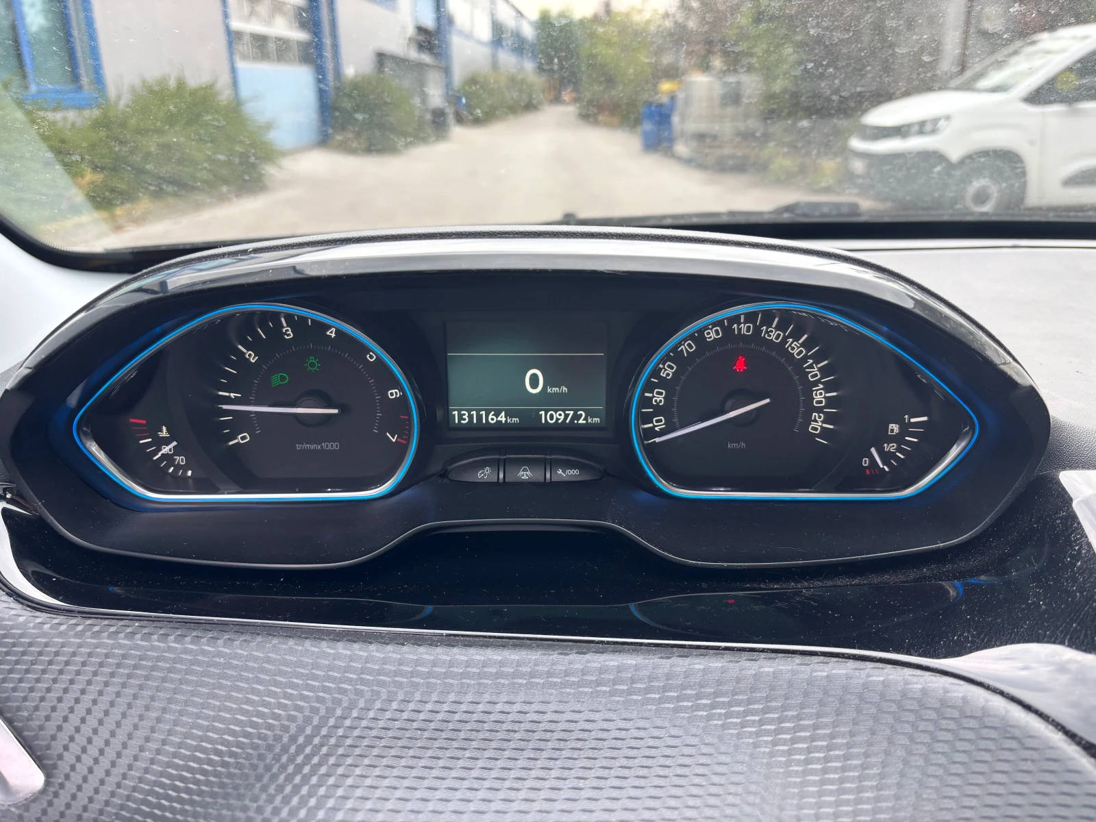 Peugeot 2008  Allure PureTech, снимка 9 - Автомобили и джипове - 56200466