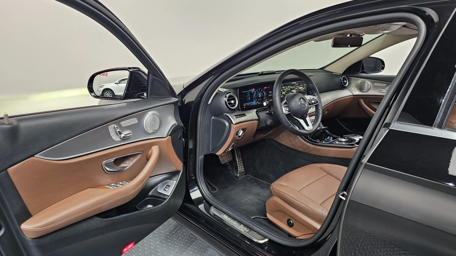 Mercedes-Benz E 300 AMG Line, снимка 9 - Автомобили и джипове - 56338782