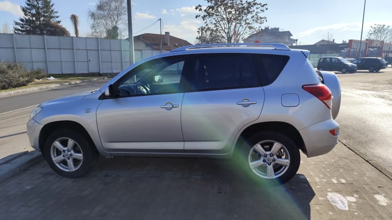 Toyota Rav4 2.2 D-4D, снимка 1 - Автомобили и джипове - 48732715