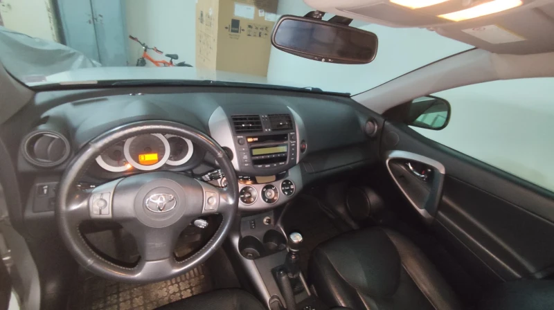 Toyota Rav4 2.2 D-4D, снимка 8 - Автомобили и джипове - 48732715