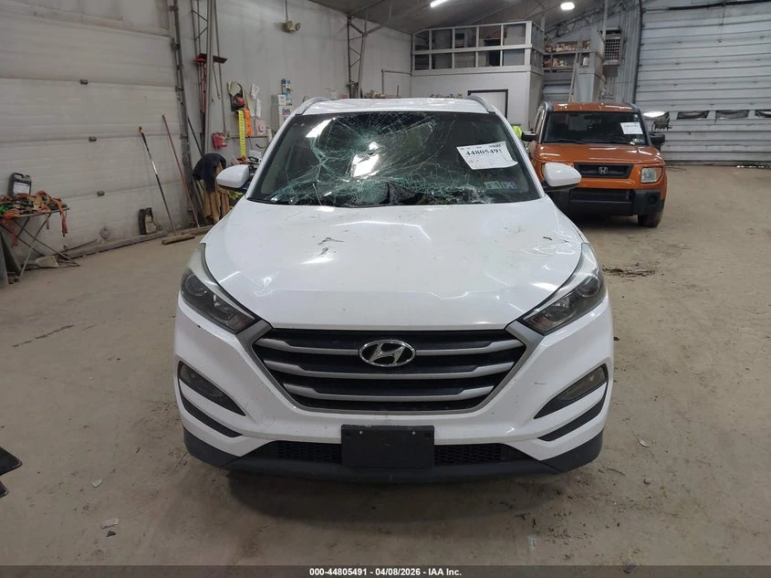 Hyundai Tucson 2.0l Se, снимка 12 - Автомобили и джипове - 54307232