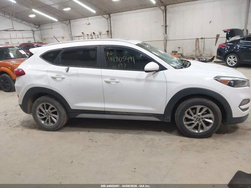 Hyundai Tucson 2.0l Se, снимка 13 - Автомобили и джипове - 54307232