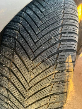 Гуми Всесезонни 255/40R20, снимка 4 - Гуми и джанти - 53104090