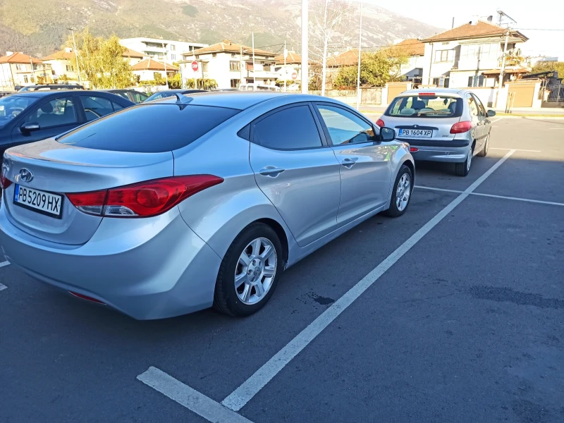 Hyundai Elantra 1.8 автомат, снимка 10 - Автомобили и джипове - 47856636