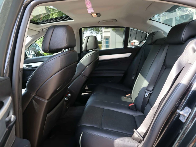 BMW 750 xDrive/HuD/Обдухване/PDC/Шибедах/Lane Assist, снимка 14 - Автомобили и джипове - 51321855