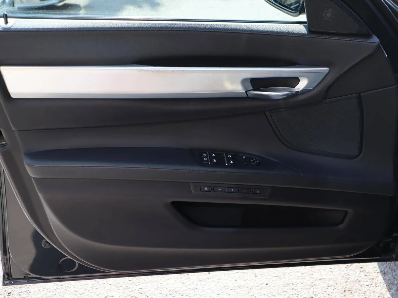 BMW 750 xDrive/HuD/Обдухване/PDC/Шибедах/Lane Assist, снимка 12 - Автомобили и джипове - 51321855