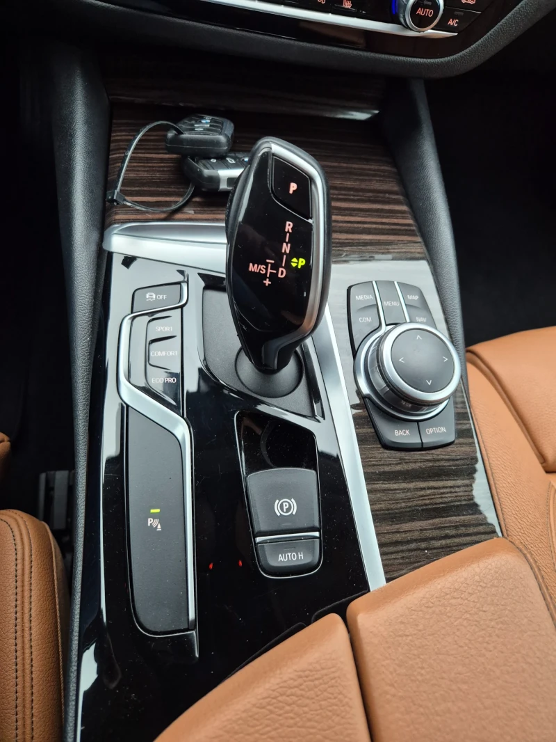 BMW 520 i Германия! Ел.теглич! Подгрев волан! Чисто нова!, снимка 14 - Автомобили и джипове - 52452229