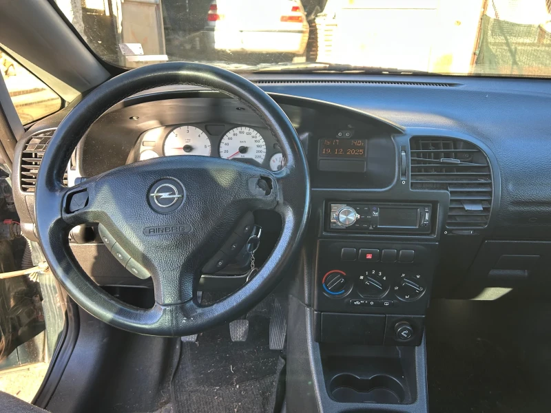 Opel Zafira 2.0, снимка 14 - Автомобили и джипове - 53133969