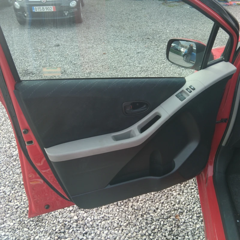 Toyota Yaris 1.0, снимка 8 - Автомобили и джипове - 52719917