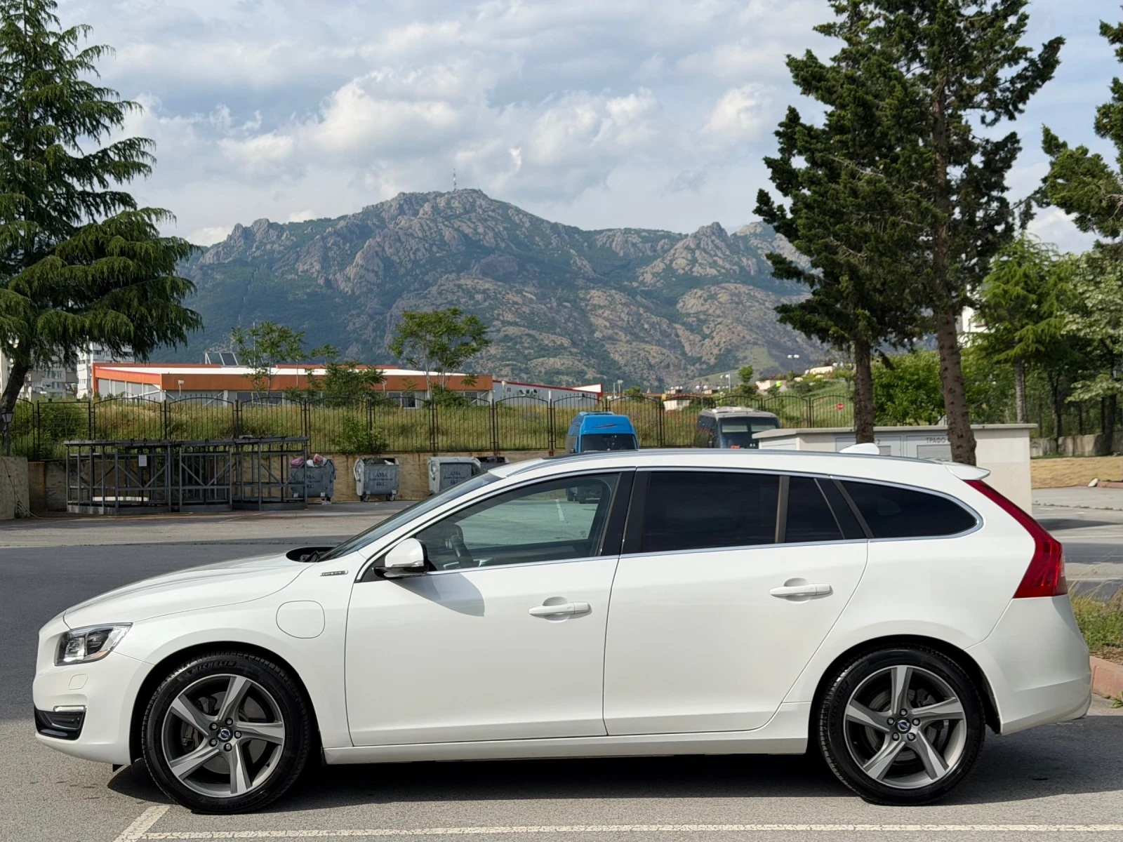 Volvo V60 D6 Plug-In /Дистроник/Line assist/PS Sound/Keyless, снимка 2 - Автомобили и джипове - 54768154