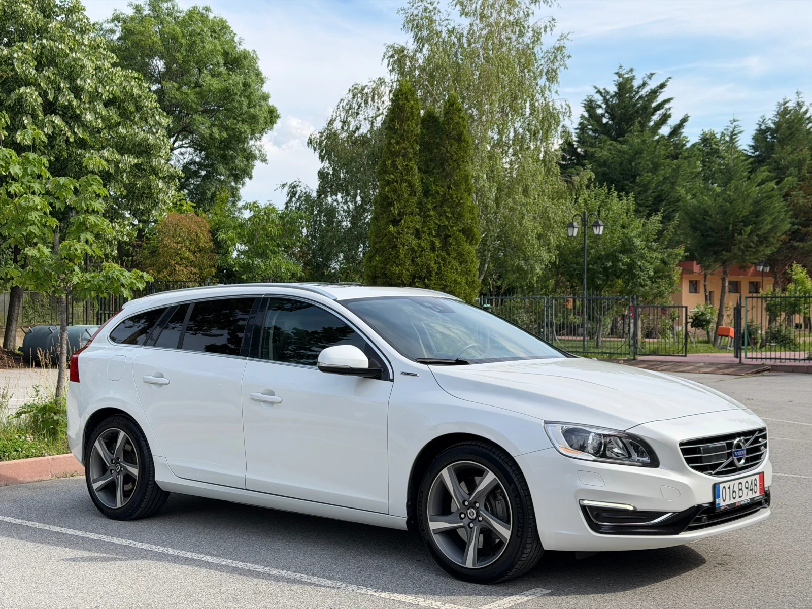 Volvo V60 D6 Plug-In /Дистроник/Line assist/PS Sound/Keyless, снимка 5 - Автомобили и джипове - 54768154