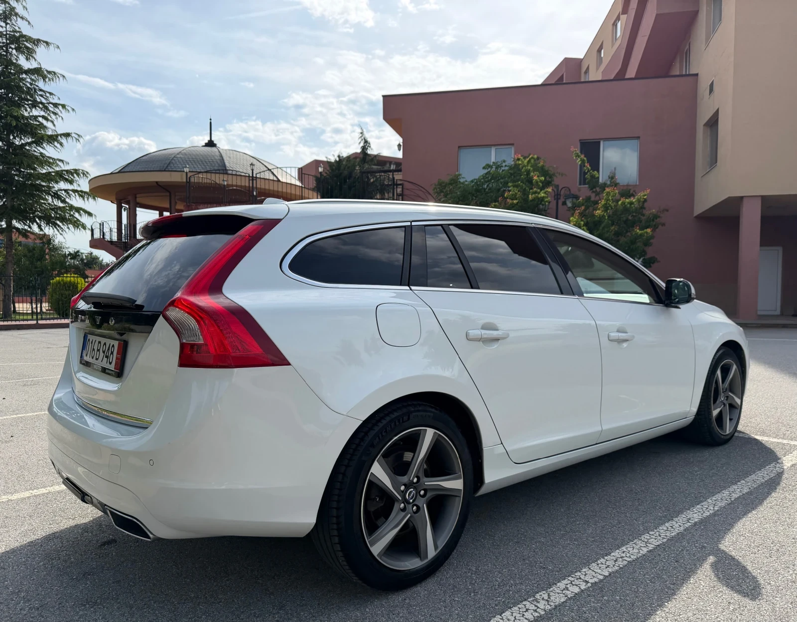 Volvo V60 D6 Plug-In /Дистроник/Line assist/PS Sound/Keyless, снимка 4 - Автомобили и джипове - 54768154