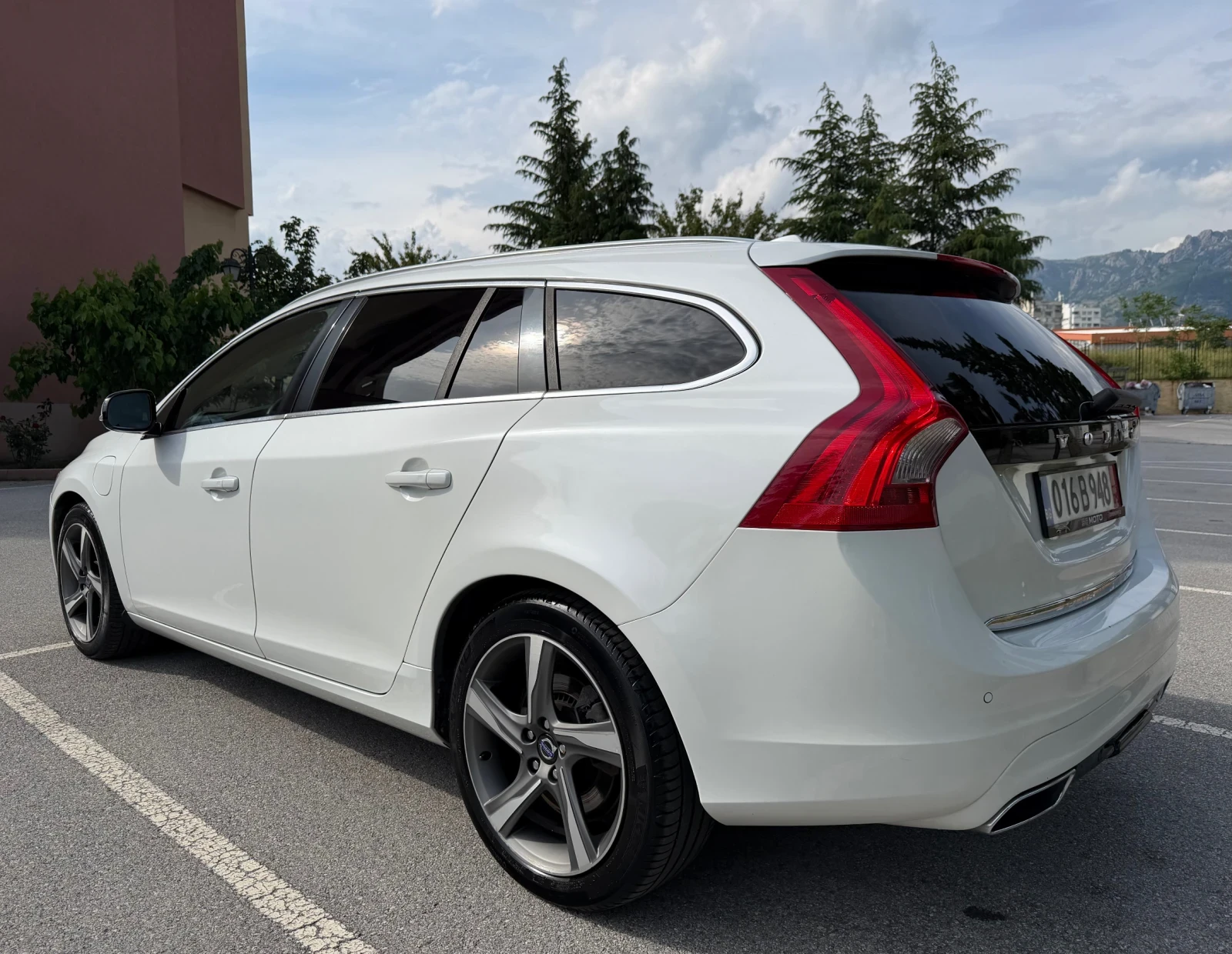 Volvo V60 D6 Plug-In /Дистроник/Line assist/PS Sound/Keyless, снимка 3 - Автомобили и джипове - 54768154