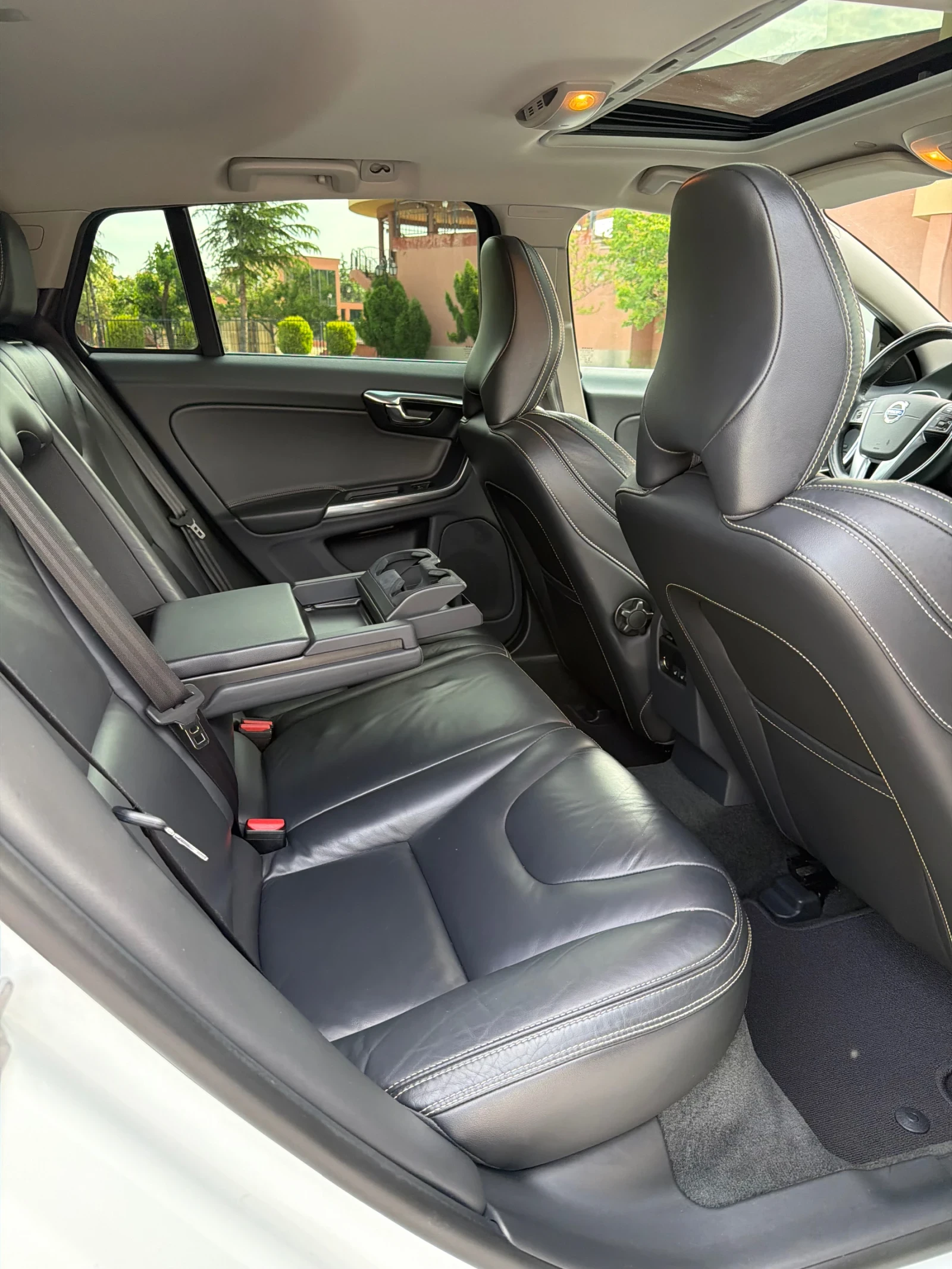 Volvo V60 D6 Plug-In /Дистроник/Line assist/PS Sound/Keyless, снимка 8 - Автомобили и джипове - 54768154
