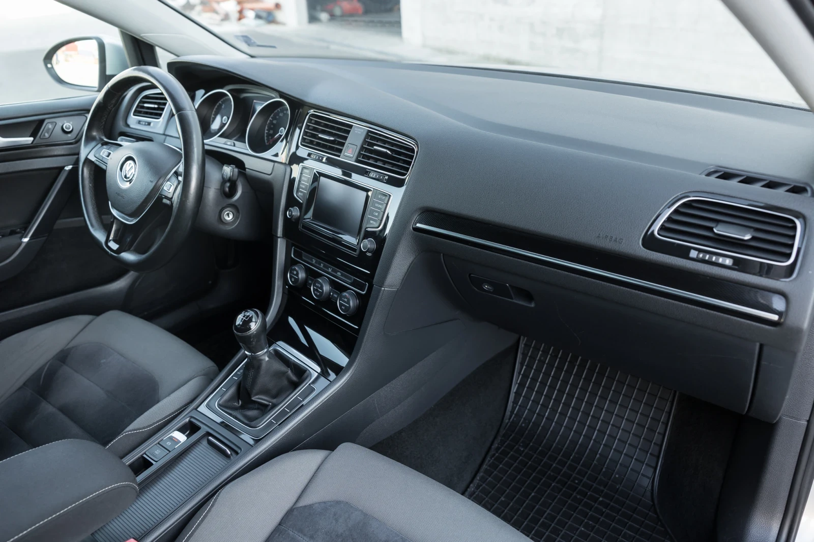 VW Golf 1.6 TDI, снимка 9 - Автомобили и джипове - 55905158