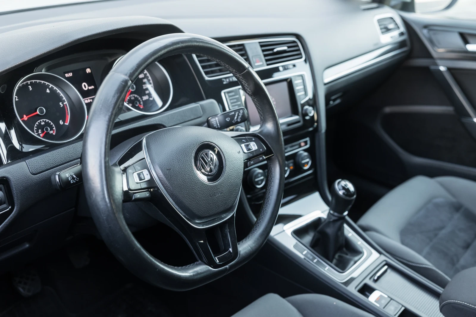 VW Golf 1.6 TDI, снимка 7 - Автомобили и джипове - 55905158