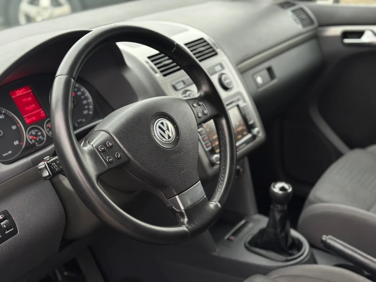 VW Touran 2.0 TDI, снимка 9 - Автомобили и джипове - 56714480