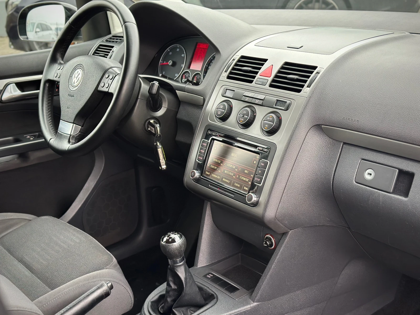 VW Touran 2.0 TDI, снимка 10 - Автомобили и джипове - 56714480