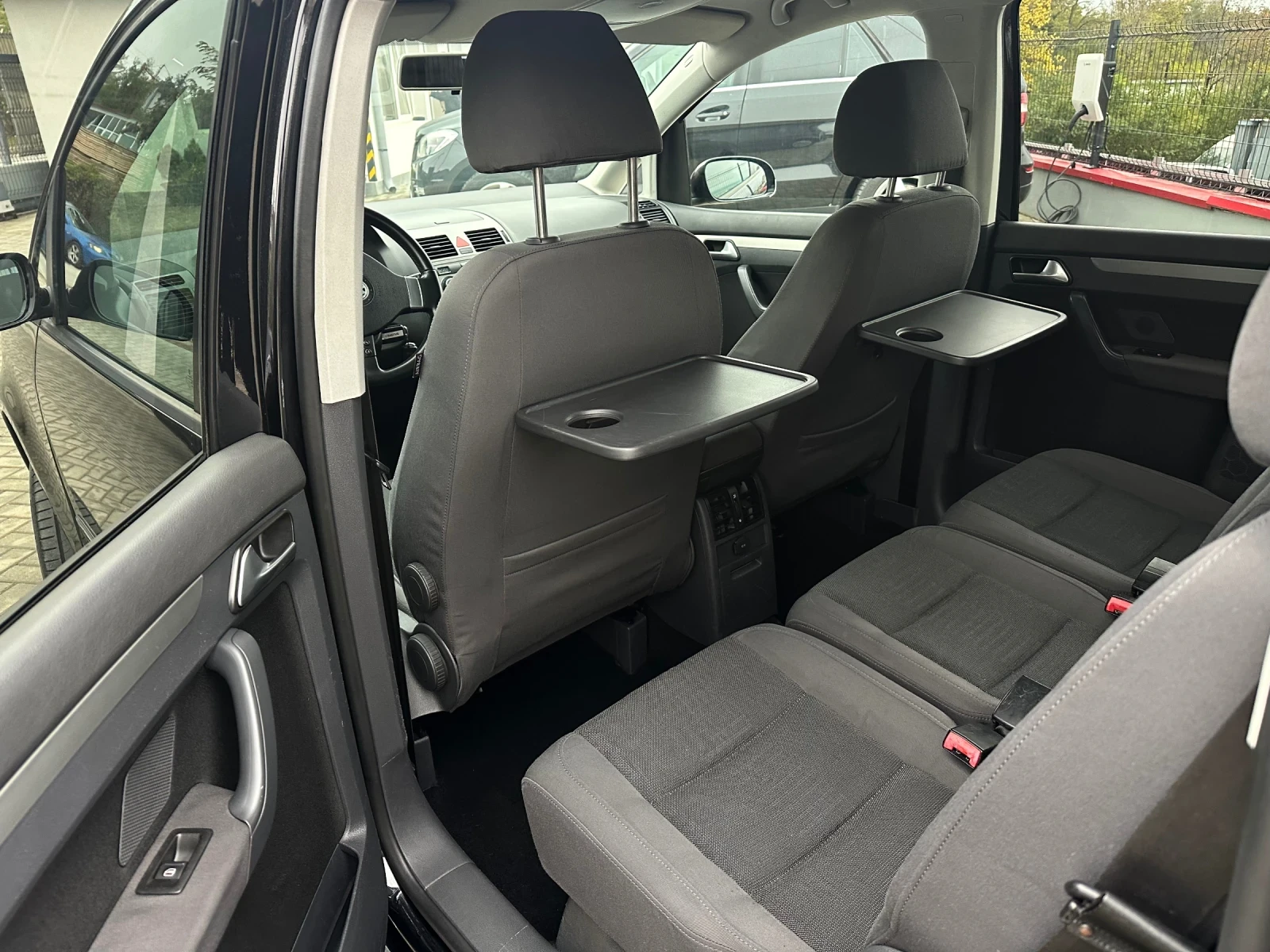 VW Touran 2.0 TDI, снимка 12 - Автомобили и джипове - 56714480