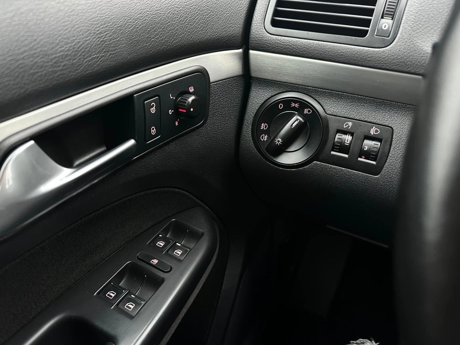 VW Touran 2.0 TDI, снимка 13 - Автомобили и джипове - 56714480