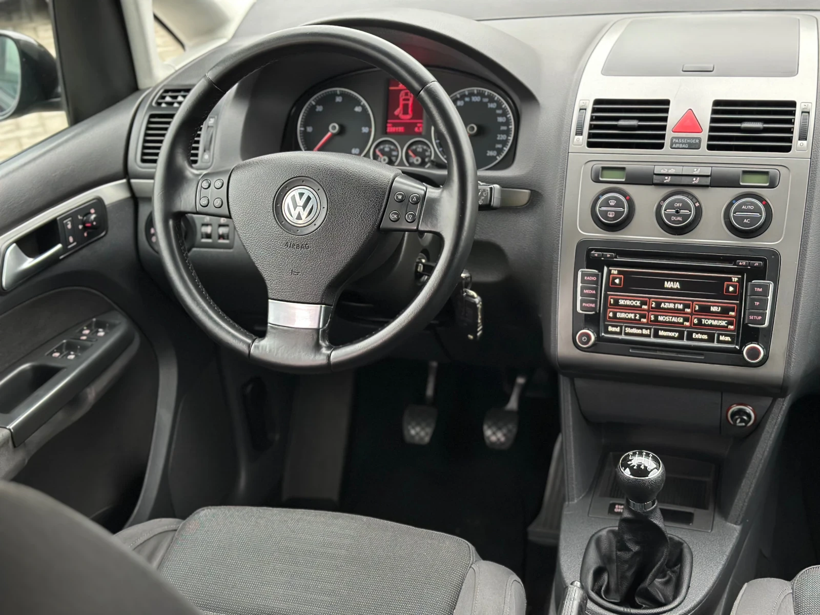 VW Touran 2.0 TDI, снимка 8 - Автомобили и джипове - 56714480