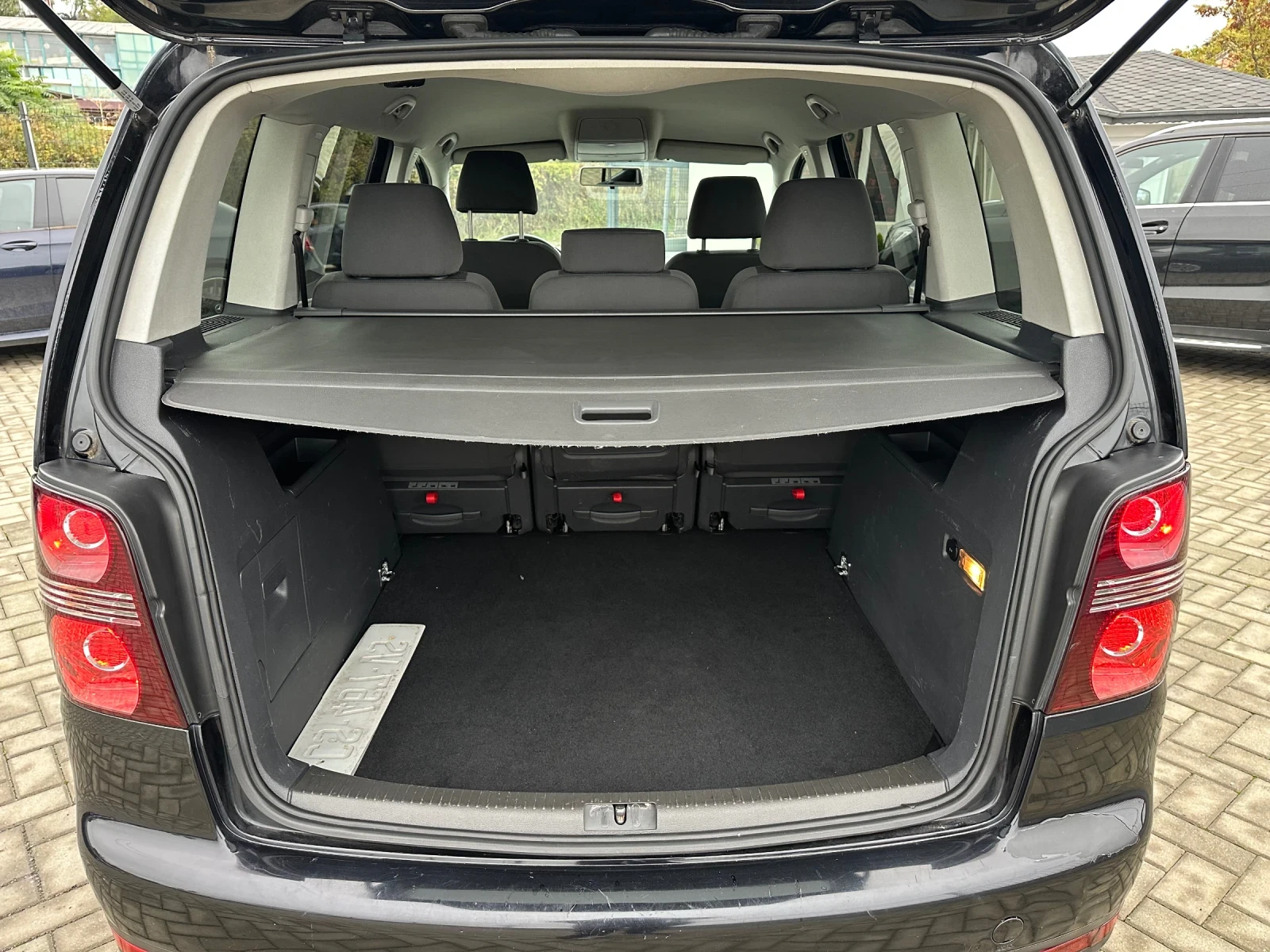 VW Touran 2.0 TDI, снимка 16 - Автомобили и джипове - 56714480