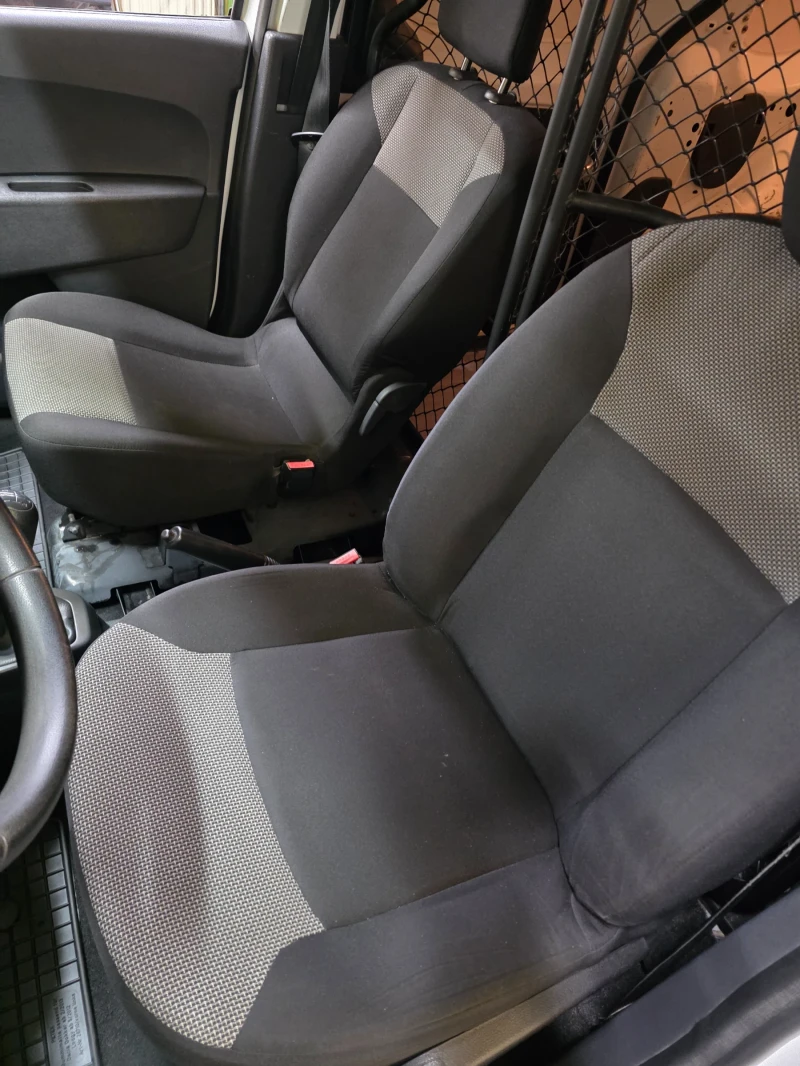 Dacia Duster 1.6 LPG, снимка 12 - Автомобили и джипове - 52894033