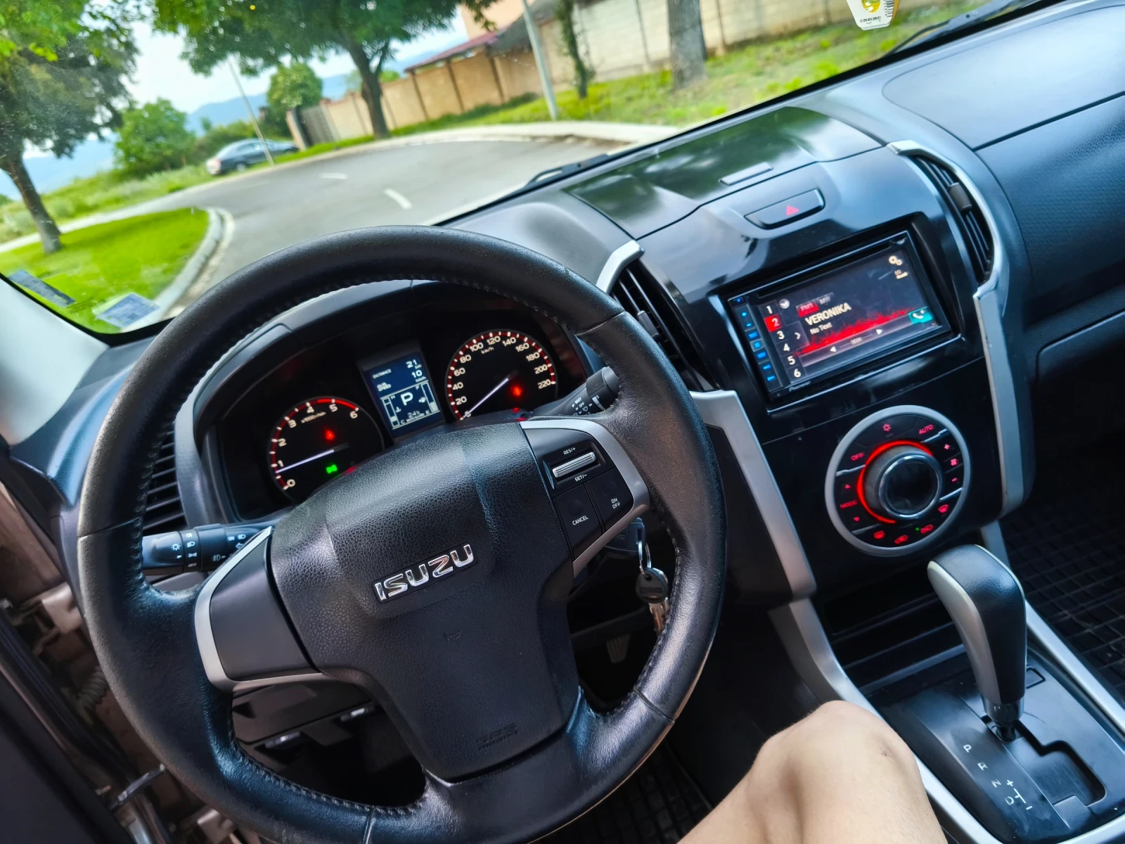 Isuzu D-max 4x4 Auto Италия , снимка 14 - Автомобили и джипове - 54795738