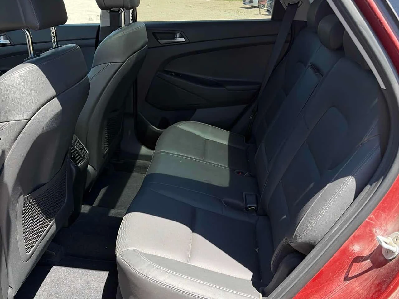 Hyundai Tucson * 2.0L AWD * CARFAX * БЕЗ ПЪРВОНАЧАЛНА ВНОСКА, снимка 12 - Автомобили и джипове - 54943113